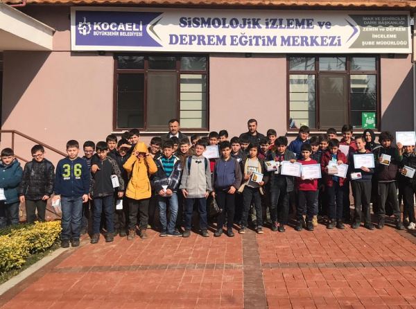 Ortaokul Öğrencilerimizle birlikte Deprem Simülasyon Merkezi ve Bilim Müzesine Gezi Düzenlendi